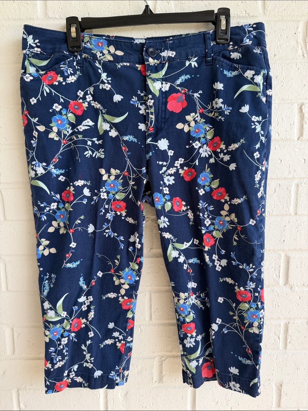St. John’s Bay Navy Floral Capris Red & Blue Blooms — Women's Mid-Rise Size 16